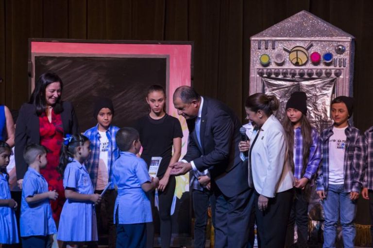 Presidente Luis Guillermo Solís saluda a niños en una actividad educativa. 