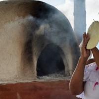 Adulta palmeando tortillas