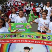 Estudiantes con bandera de Escuela Joaquín Lorenzo Sancho Quesada 