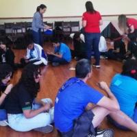 estudiantes sentados en círculo