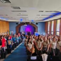 100 estudiantes de secundaria participaron del conversatorio esTEAMadas, en el cual fueron inspiradas por mujeres exitosas, para explorar y valorar las áreas en las ciencias, matemática, tecnología y artes, como parte de sus proyectos vocacionales.