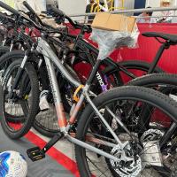  64 jóvenes estudiantes de la zona peninsular reciben una bicicleta con que ir al colegio.
