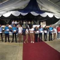 Fotografía muestra estudiantes en la pasada inauguración del Colegio de San Vito