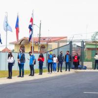 Estudiantes hacen fila para lavado de manos.
