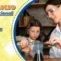 Una mujer y una niña explorando con la ciencia