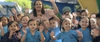 Niños de kinder celebrando