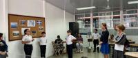 Estudiantes exponiendo