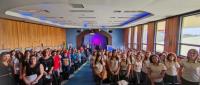 100 estudiantes de secundaria participaron del conversatorio esTEAMadas, en el cual fueron inspiradas por mujeres exitosas, para explorar y valorar las áreas en las ciencias, matemática, tecnología y artes, como parte de sus proyectos vocacionales.