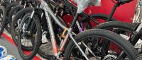  64 jóvenes estudiantes de la zona peninsular reciben una bicicleta con que ir al colegio.