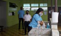 Estudiantes con mascarilla en el centro educativo