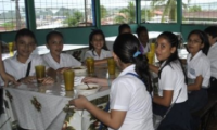 niños sentados en la mesa del comedor 