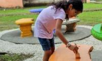 Estudiantes de Gobierno Estudiantil se organizaron para restaurar las bancas de las zonas verdes de la escuela