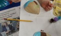 Estudiantes coloreando con acuarelas