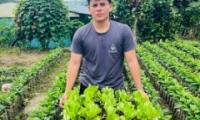 Estudiantes muestra el producto de su cultivo