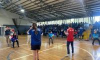 Estudiantes escuchando las instrucciones