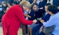 Ministra saludando estudiantes