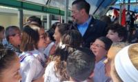 presidente saludando estudiantes