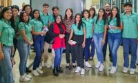 Grupo de jóvenes visitando las oficinas de Archivo Central