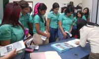 Grupo de jovenes visitando las oficinas de Archivo Central