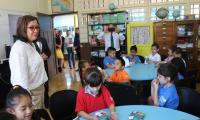 Guiselle Cruz, Ministra de Educación y niños del centro educativo